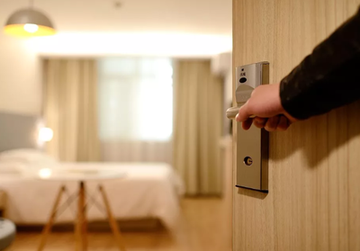 酒店管理軟件與硬件 優(yōu)缺點互補，共筑高效運營